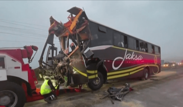 Chofer del bus falleció de inmediato debido al fuerte impacto. 