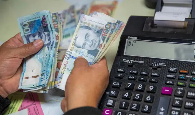 Trabajador del sector público recibiendo el bono de 200 soles otorgado por el Gobierno.