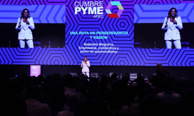 Alejandra Baigorria en medio de su exposición en la Cumbre Pyme APEC 2023.