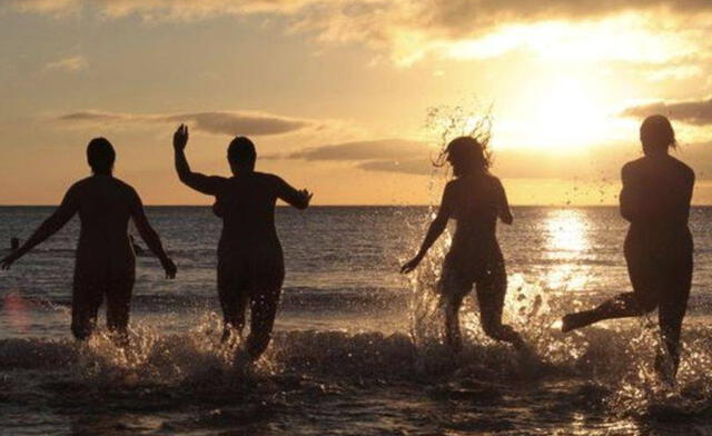 Bañistas disfrutan de la playa Puerto Bonito / Fuente: Google   