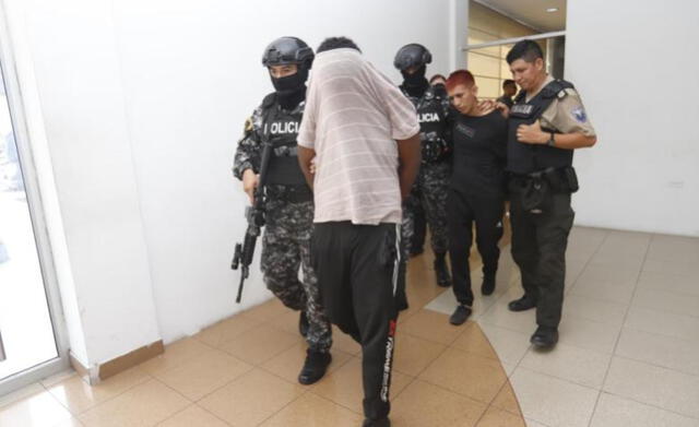Menor de 14 años siendo llevaba por la Policía de Guayaquil tras confirmarse su participación. Foto: X   