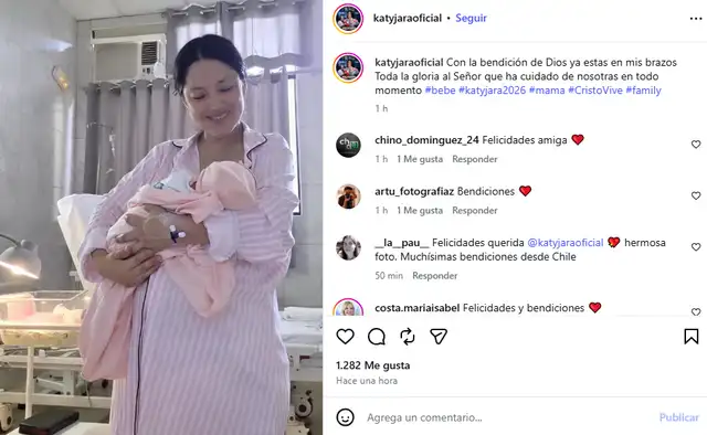 Katy Jara se luce junto a su bebé recién nacida.
