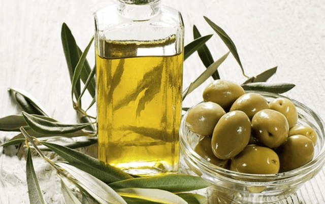 El <strong>aceite de oliva</strong> sirve como una barrera al oxígeno.   