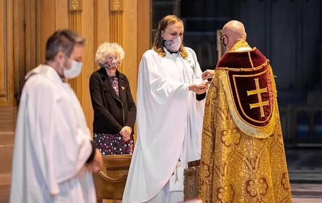 El sacerdote no pertenece a la religión católica, sino al anglicanismo.&nbsp;    