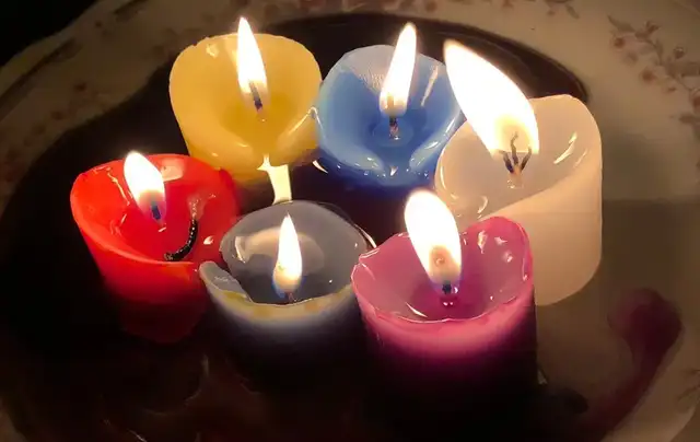Ritual para Año Nuevo 2026: encender velas de colores