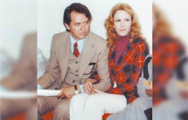 Carlos Villagrán y Florinda Meza cuando eran pareja, la actriz lo sostiene del brazo.   