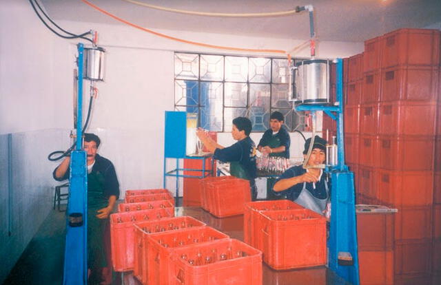  La primera fabrica de Kola Real. Foto: Ajegroup   