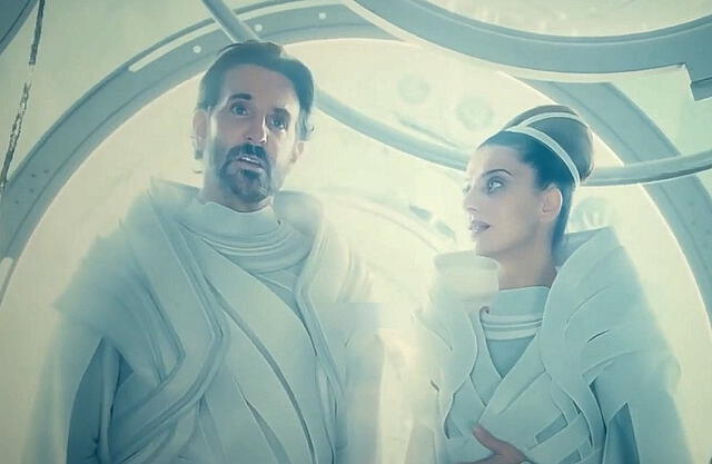  Jor-El (Bradley Cooper) y Lara (Angela Sarafyan) aparecen en la película de Superman. Foto: DC Studios 