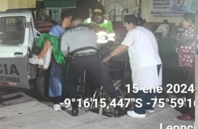Policías llegaron a Hospital de Contingencia de Tingo María para que atendieran a la madre. 