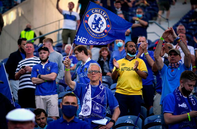 Chelsea y su gente en el estadio do Dragao. | FUENTE: Efe.   