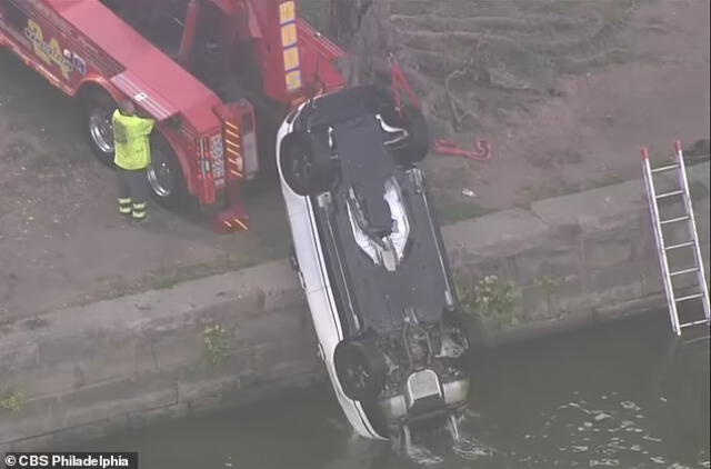 Bomberos lograron sacar el vehículo que cayó a un río. Foto: CSBS