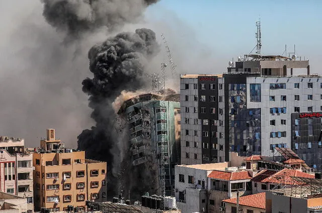 Edificio de Gaza se derrumba por ataque de Israel. | FUENTE: Efe.   