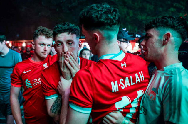 Hinchas del Liverpool lloran por no ganar la Champions. / FUENTE: EFE.   