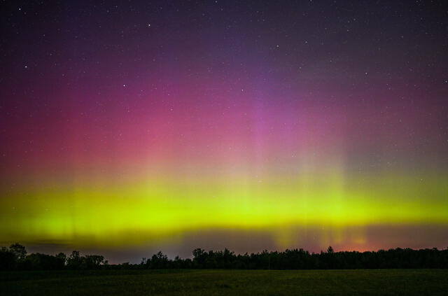  Aurora boreal en el centro-norte de Wisconsin. Crédito: Jinetes de la cresta.    
