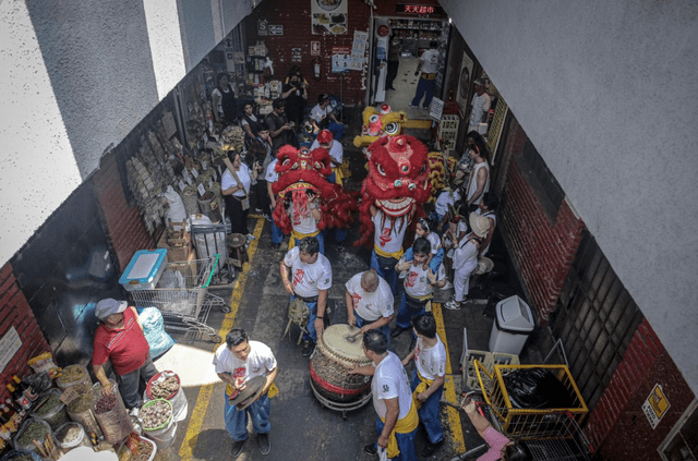 El Año del Conejo significa abundancia y por eso todos festejan en la calle Capón (FOTO: John Reyes)   