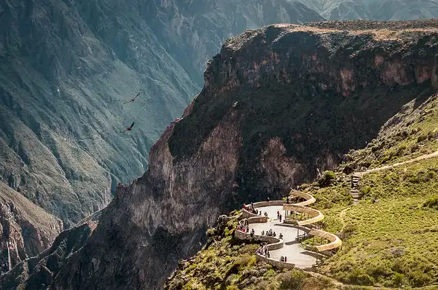 El Cañón del Colca es uno de los atractivos turísticos más visitados en Perú. El Cañón del Colca es uno de los atractivos turísticos más visitados en Perú.