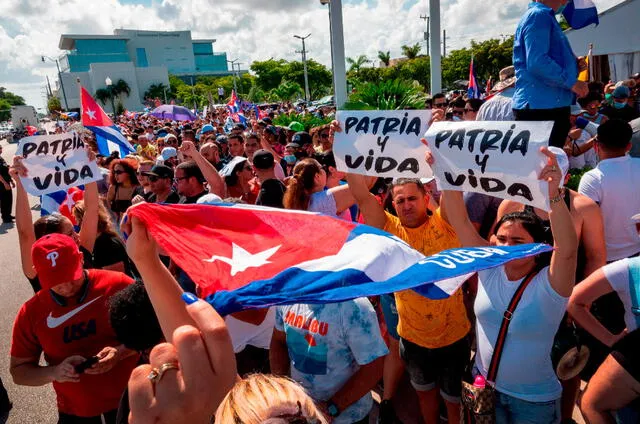 Cubanos piden la salida de la dictadura y el cambio de sistema. | FUENTE: EFE.   