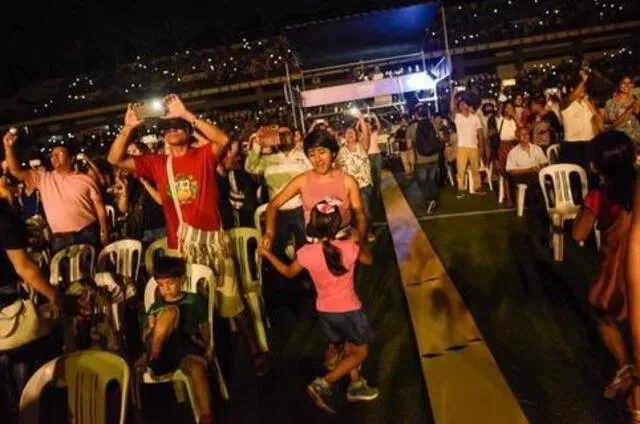 Las personas en Pucallpa hasta bailaron al compás de la Gran Orquesta Sinfónica Nacional del Perú. Crédito: Twitter   