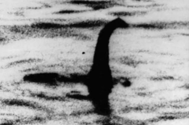  La icónica foto tomada sobre la presencia del monstruo del lago Ness.| Foto: AP   