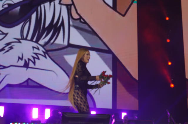 Ivy Queen lanzó rosas a sus fans desde el escenario.