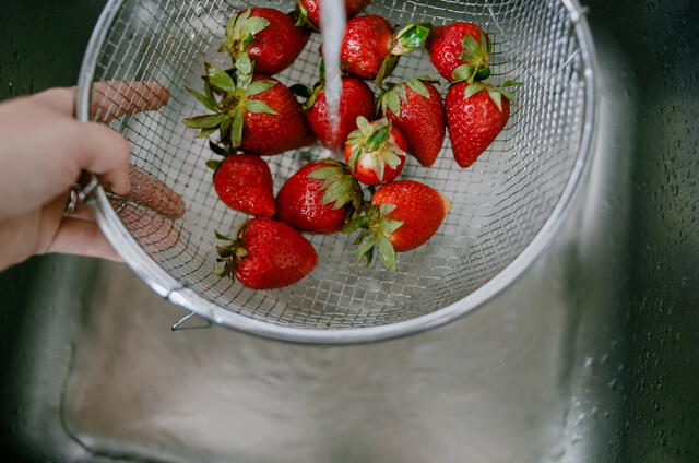 El lavado de fresas en beneficio de la salud.