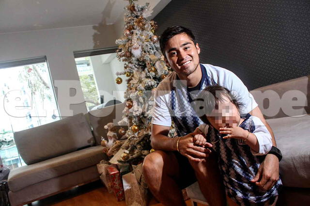 Rodrigo Cuba y su hija pasando una Navidad con la indumentaria de Alianza Lima. / FUENTE: El Popular (arhcivo).   