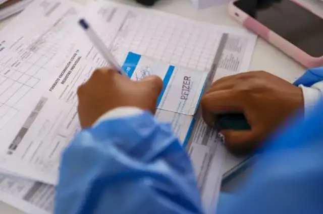  La vacuna del laboratorio Pfizer se aplica en la cuarta dosis. Crédito: Andina.   