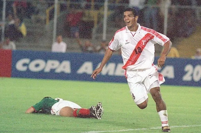  Jugó contra México en la Copa América de Paraguay 1999 y Colombia 2001 teniendo la oportunidad de ser compañero de Juan Reynoso.   