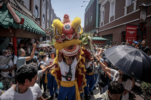 Peruanos de origen chino celebran la llegada del Año del Conejo en la calle Capón (FOTO: John Reyes)   