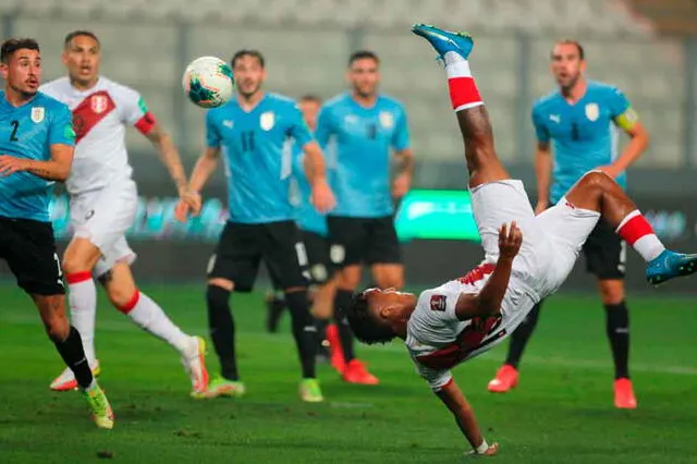Renato Tapia, de chalaca, convirtió el gol de Perú contra Uruguay por las Eliminatorias. | FUENTE: Efe.   