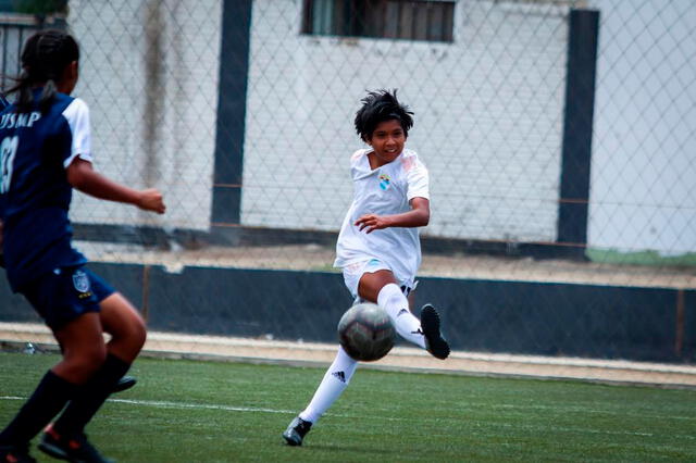 Luz María tiene una hábil pierna derecha para el fútbol, su especialidad es su velocidad y definición. - Crédito: Francisco Lozano.   