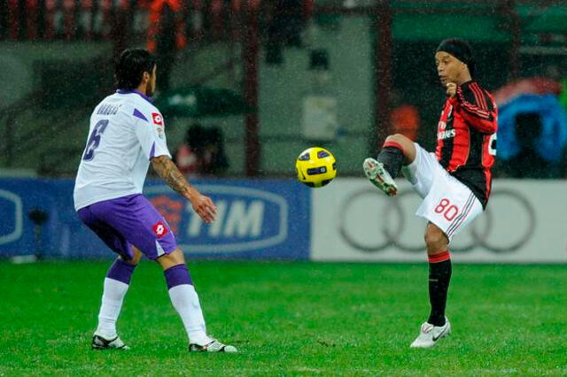 Vargas y Ronaldinho, un duelo sin igual.   