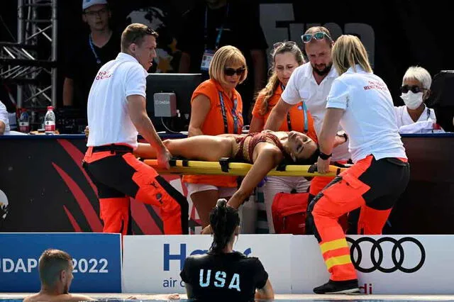 Anita Álvarez fue salvada por su entrenadora y quedó inconsciente tras salir del agua. / FUENTE: AP.   