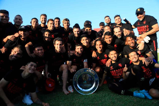 Los futbolistas de Melgar celebraron con el pésimo trofeo de la Liga 1. / FUENTE: EL POPULAR-GLR.   