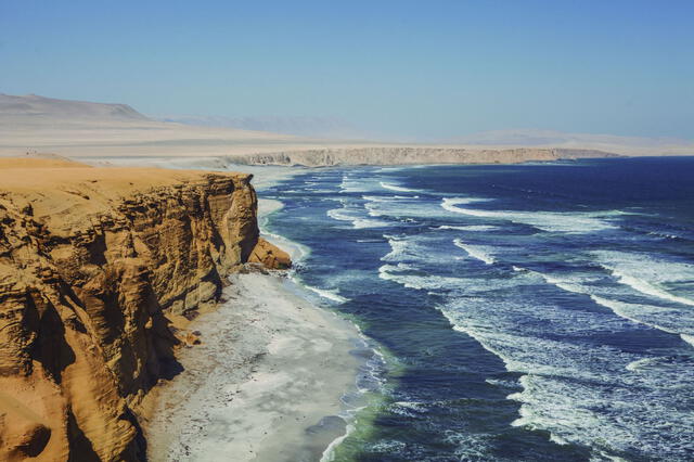 San Martìn desembarca en Paracas.   