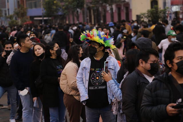 Seguidor de Coldplay mirando fijamente cuánto falta para ingresar al Estadio Nacional.   