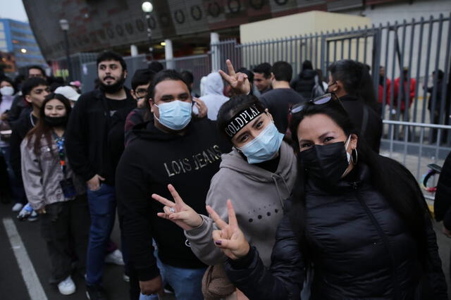 Fanáticos ya ingresando al Estadio Nacional.   