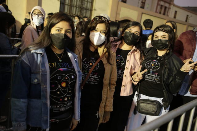 Grupo de amigas que llegaron juntas para ver a Coldplay.   