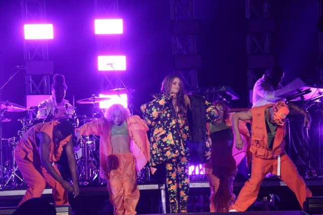 Camila Cabello presentando su show antes de la presentación de Coldplay. 