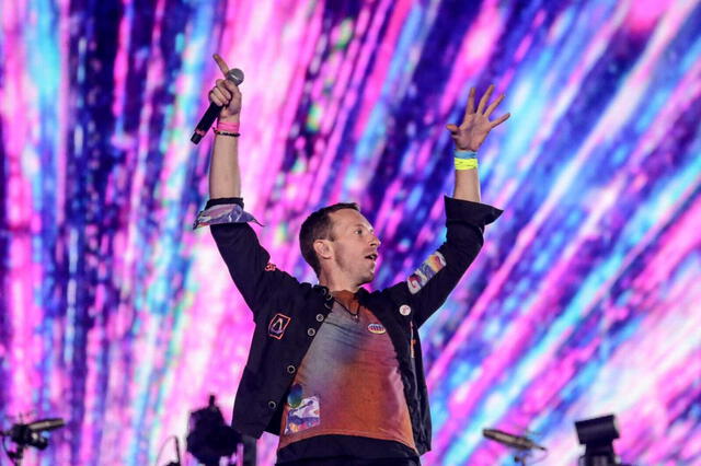 Gran espectáculo de luces detras del vocalista de Coldplay.   