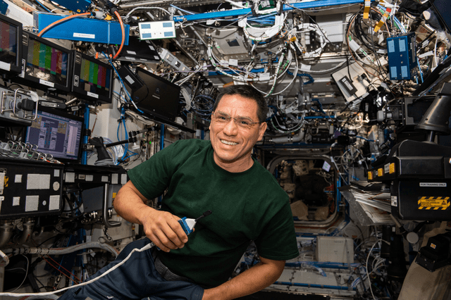  Frank Rubio, el astronauta que lleva un año varado en el espacio.