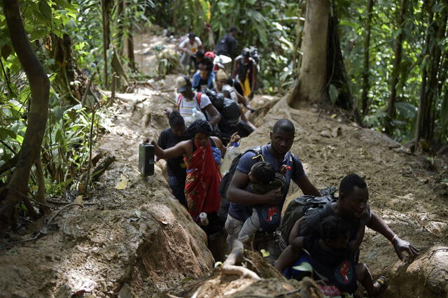 Migrantes de diferentes nacionalidades cruzan la selva del Darién en la zona panameña en su travesía a Norteamérica. | Foto: AFP   