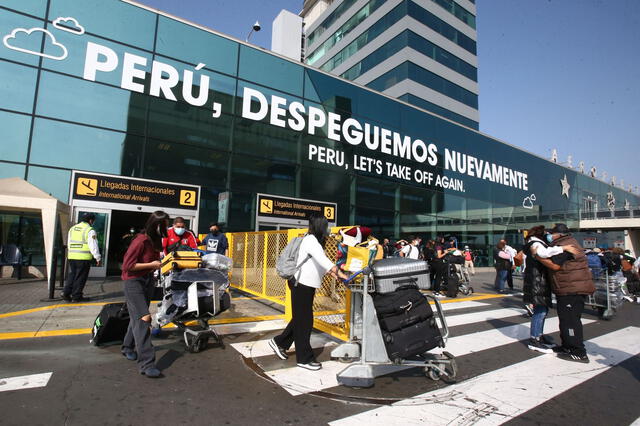 Oferta laboral en el Jorge Chávez (FOTO: Andina)   