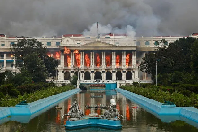 <strong> El fuego arrasa el Singha Durbar, el principal edificio administrativo del gobierno de Nepal, en Katmandú. Foto: AFP.</strong>   