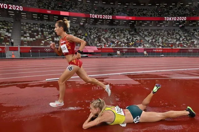  La australiana Genevieve Gregson se lesiona durante la final femenina de carrera de obstáculos de 3000 m en el Estadio Olímpico de Tokio el 4 de agosto de 2021.&nbsp;(ANDREJ ISAKOVIC / AFP via Getty Images) 