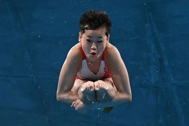  Quan Hongchan de China compite en el evento final de clavados de plataforma de 10 metros    