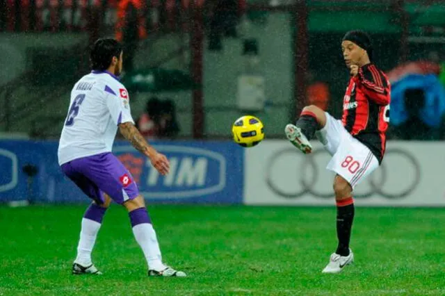 Juan Manuel Vargas enfrentó a Ronaldinho en un AC Milan vs Fiorentina, en San Siro.   