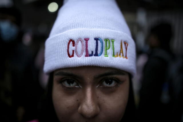 Fan de Coldplay con un gorro alusivo a Coldplay.   