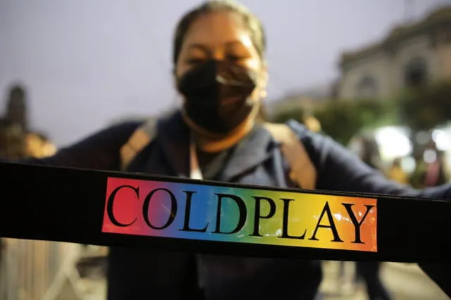 Seguidora mostrando parte del merchandising que adquirió para mostrar su fanatismo a Coldplay.   