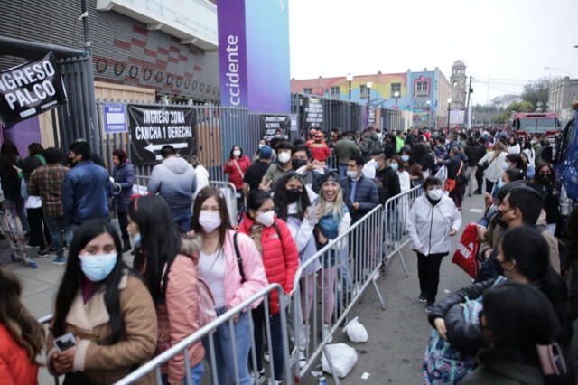 Fanáticos haciendo fila a las afueras del Estadio Nacional.   